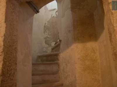 E� ora il momento di andare a visitare l�antico orologio, uno degli 8 orologi da torre di Bari. Per arrivarci dobbiamo ripercorrere scale simili a quelle precedenti, se non fosse che la struttura a chiocciola le rende pi� anguste e impraticabili